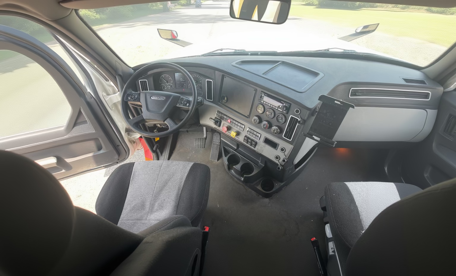 2022 Freightliner Cascadia 126